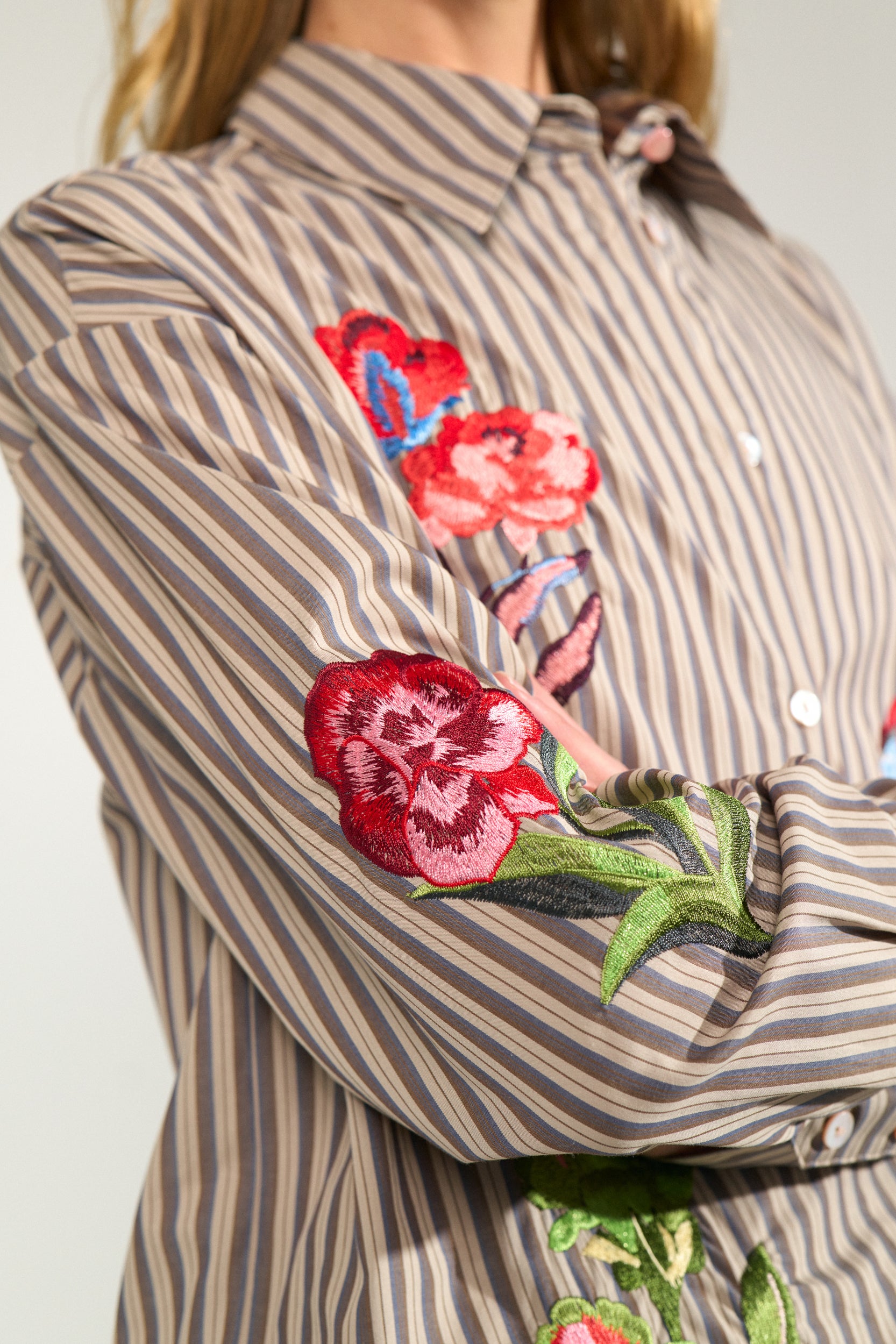 NUkacey Embroidery Shirt - Deep Taupe